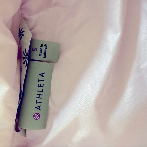 Athleta lightweight puffy vest. - Picture 3 of 4